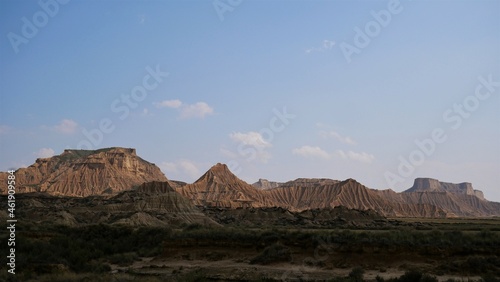 Vista del paisaje español de la campiña europea en el parque del desierto de las Bardenas Reales España.