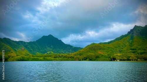 lake and mountains © Josue