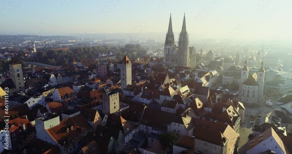 Drohnenaufnahme von Regensburg und der Altstadt im goldenen Oktober