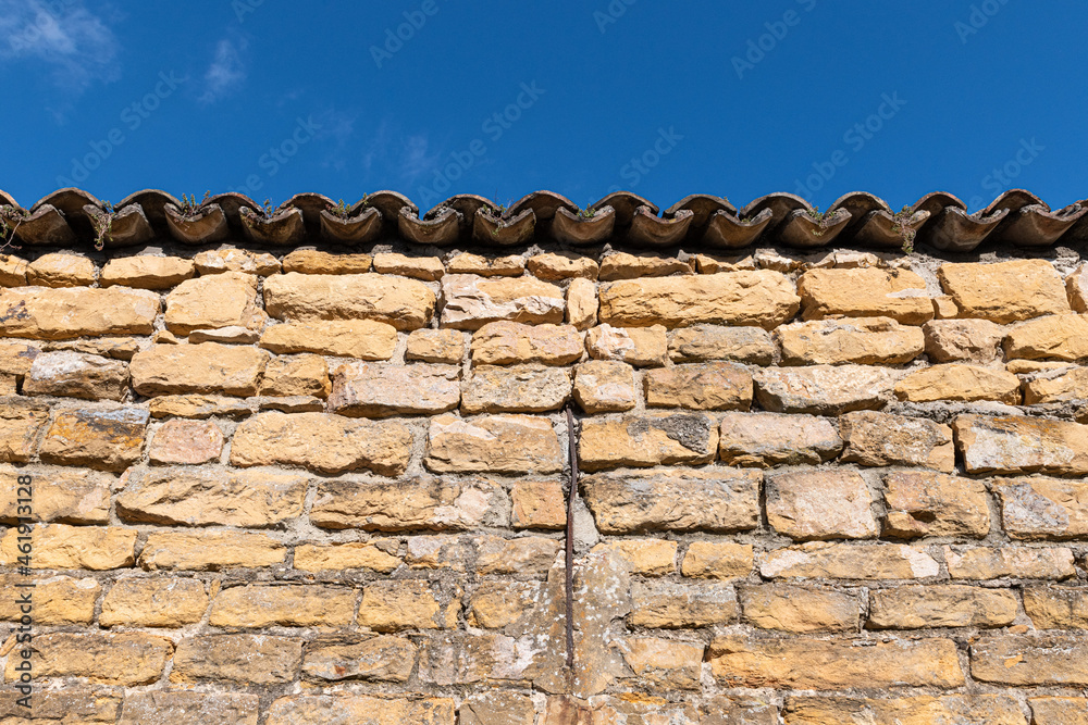 texture de mur en pierre avec un toit en tuile texture de mur en pierre avec un toit en tuile
