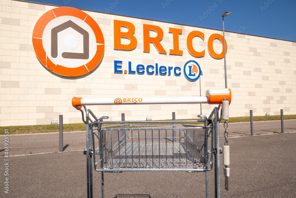 Brico Leclerc, enseigne de bricolage, jardinage, matériel de bricolage et  outillage. Stock Photo | Adobe Stock