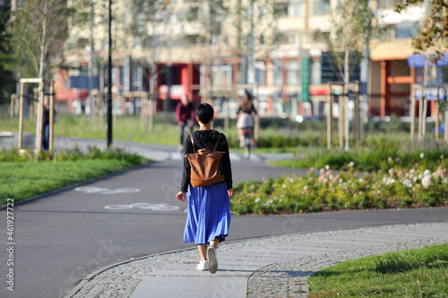 Piękna kobieta, dziewczyna spaceruje po chodniku, deptaku we Wrocławiu. 