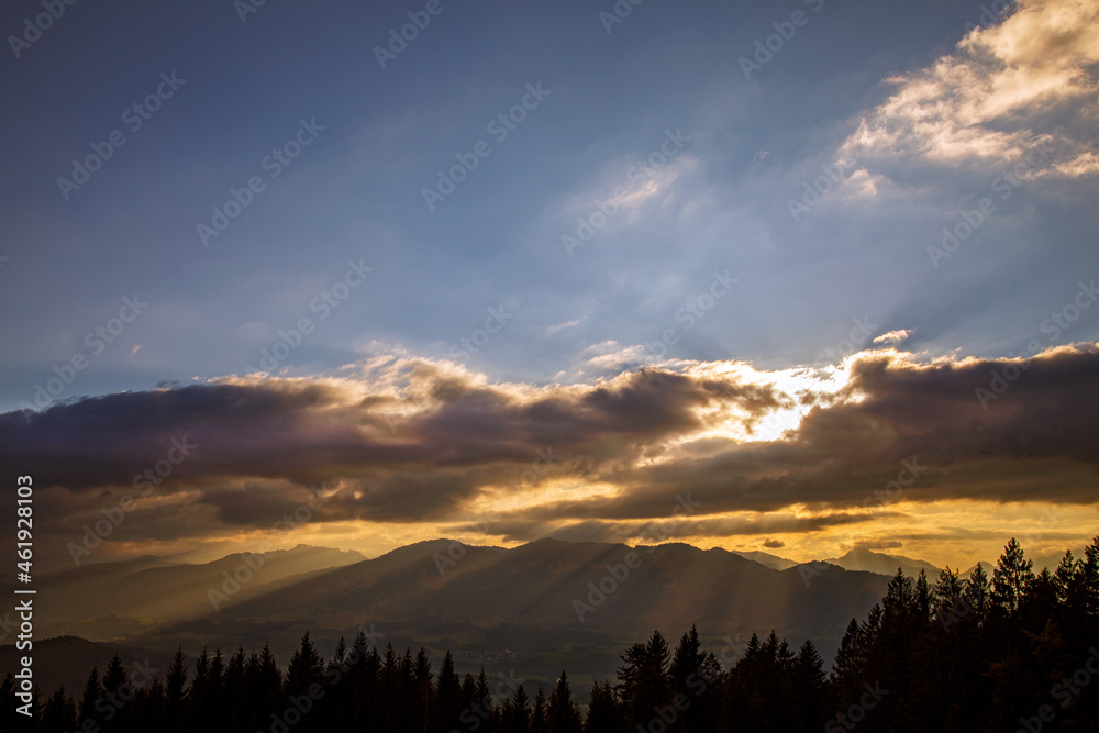 Allgäu - Berge - Strahlen - Sonnenuntergang - Stimmung