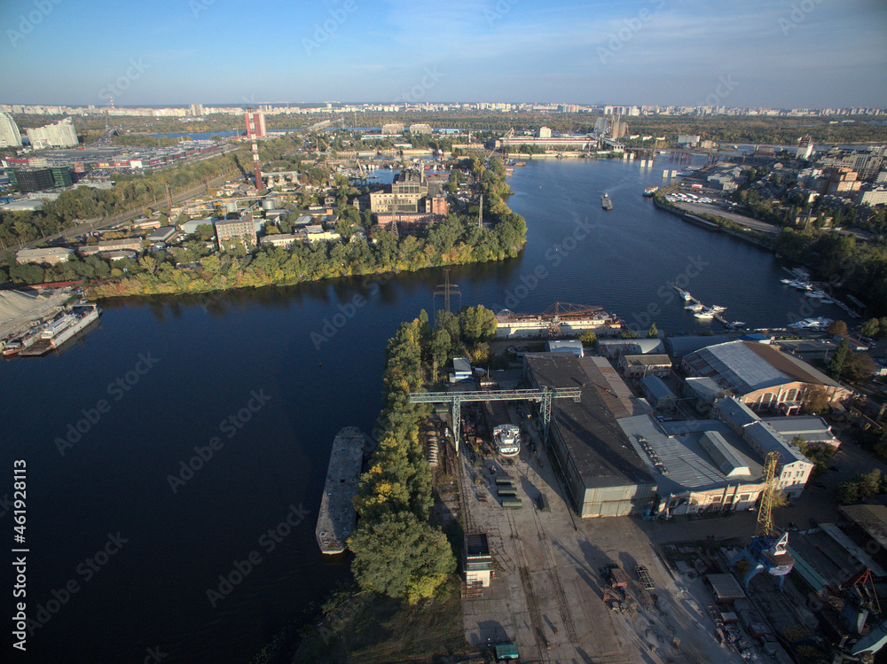 Obraz premium A beautiful atmospheric port, a resting place for ships and barges, a pier inside the city, an industrial zone, close photo