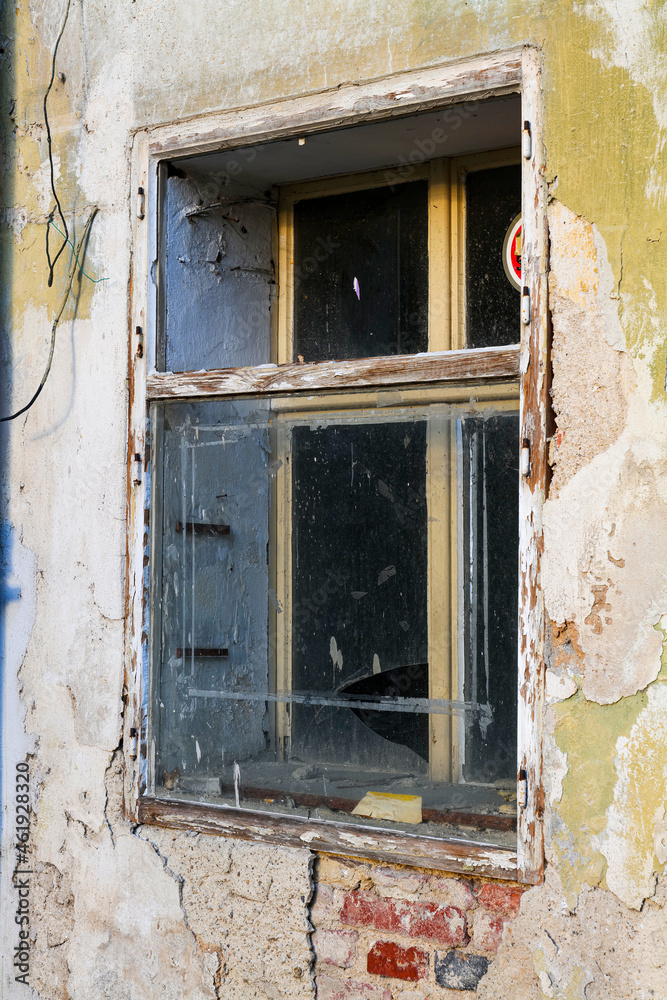 Sanierungsbedürftiges Fenster