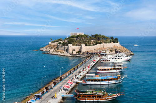 Foto Kusadasi, Turkey - August 23, 2021: Pigeon Island Castle, (Guvercinada kalesi in Turkish) is a tourist attraction