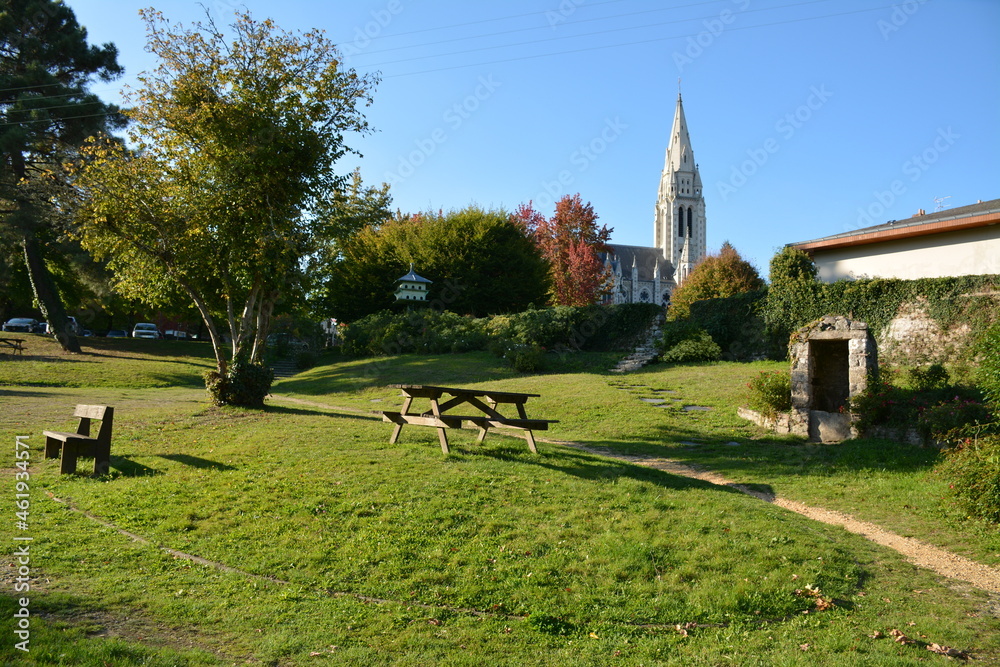 Orvault - Petit parc à Orvault bourg - Eglise Saint-Léger