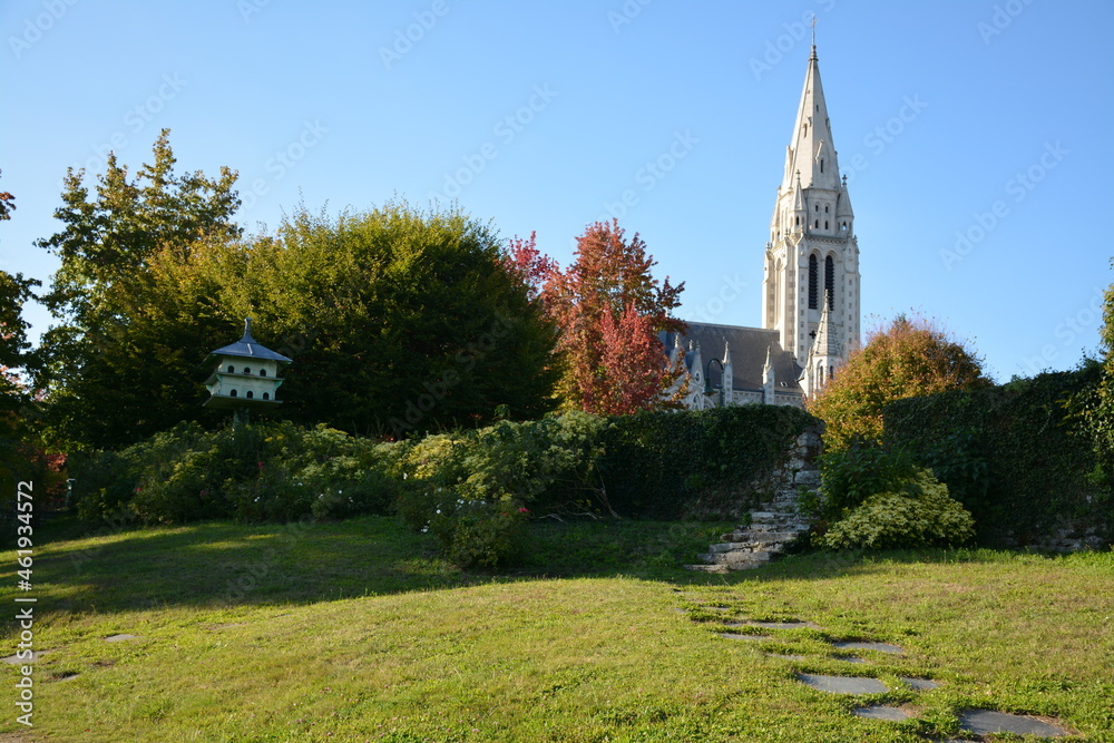 Orvault - Petit parc à Orvault bourg - Eglise Saint-Léger