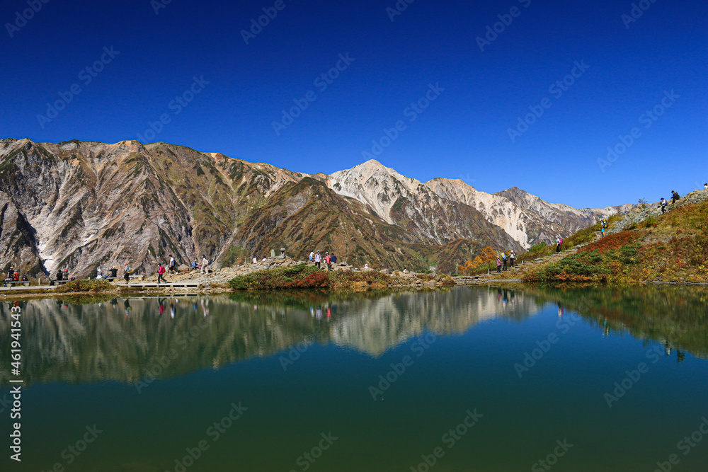 北アルプスの秋　八方尾根　八方池と後立山連峰（天狗尾根、白馬三山）