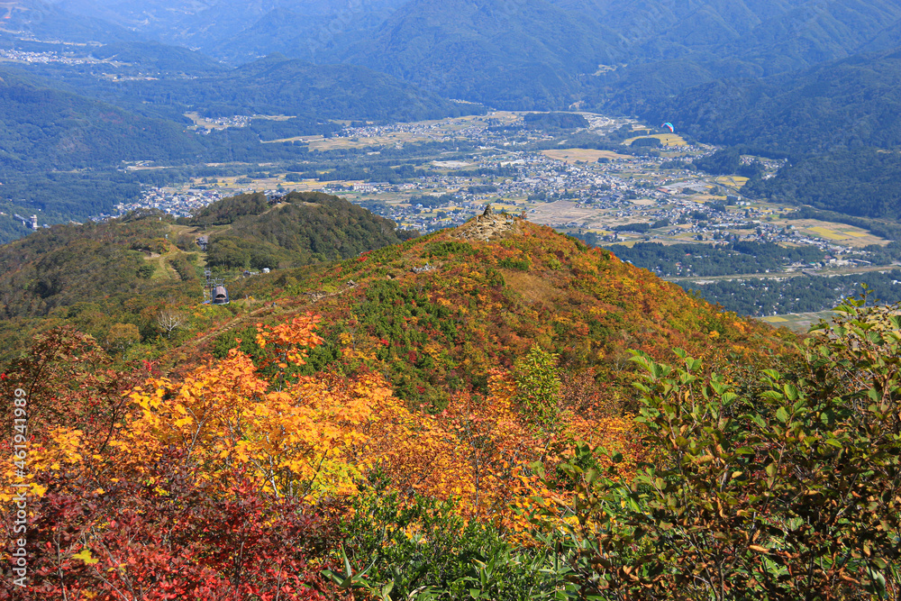 北アルプスの秋　紅葉の五竜遠見　見返り坂から地蔵ケルン越しに白馬村を望む