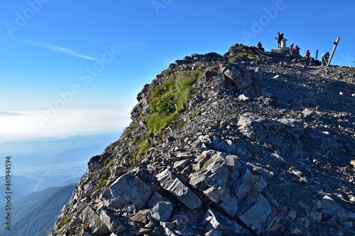 早朝の白馬岳山頂　山頂の眺望を楽しむ登山客