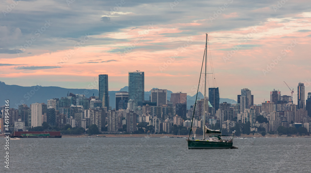 Obraz premium Vancouver cityscape from waterfront in beautiful sunset.