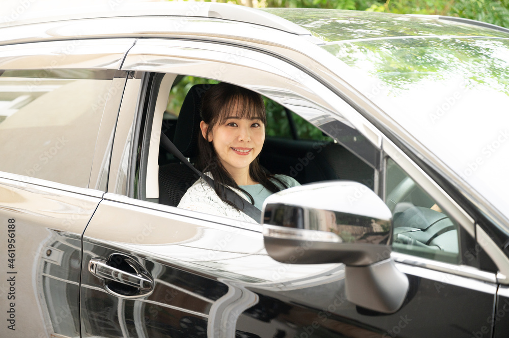 高級車の中からこちらを見る美しい日本人女性 カメラ目線2