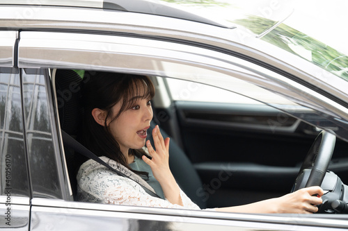 目の前で交通事故がおきてびっくりした日本人女性1 アップ © kapinon