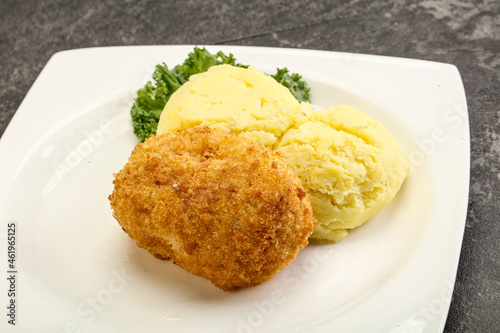 Crispy chicken cutlet with mashed potato