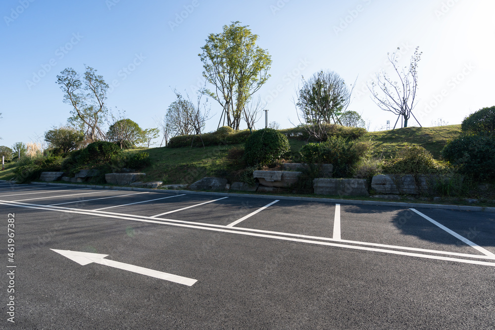 Obraz premium parking lot in city park