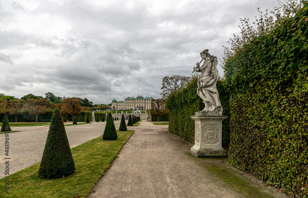Fototapeta premium Garden and Belvedere Palace in Vienna, Austria