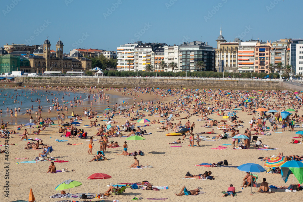 Fototapeta premium La Concha beach in San Sebastian