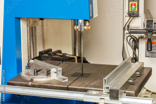 Fotografie Industrial band saw for wood processing with clamping rails close-up