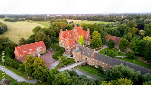 Schloss Oberwerries in Hamm in Deutschland - Drohnenaufnahme 4k Video	
 photo