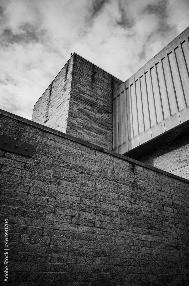 Obraz premium black and white building wall