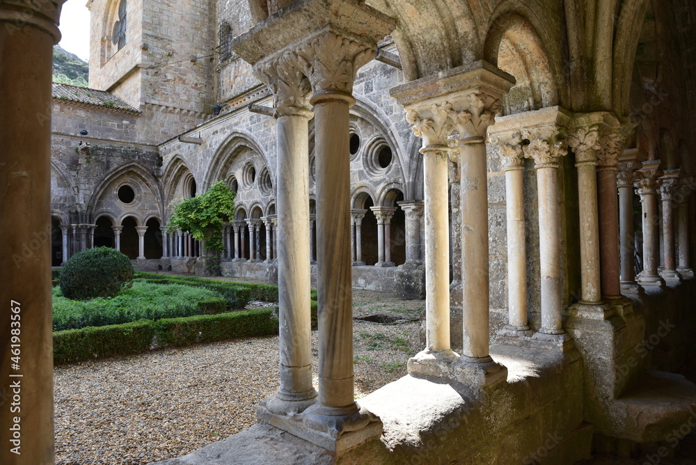 Cloître de l'abbaye de Fontfroide, France