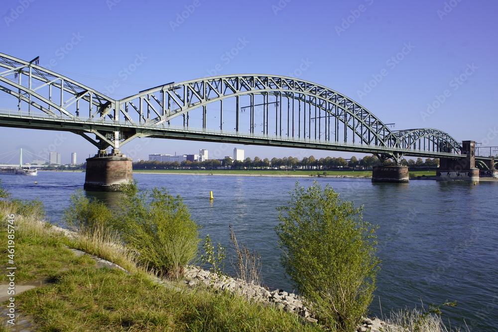 The south bridge is a bridge over the Rhine in Cologne, Germany. The south bridge is the two-track rail, pedestrians and cyclists. Since its construction, it is mainly used by freight to complete.