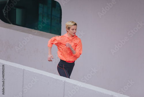 Fototapeta Naklejka Na Ścianę i Meble -  Fit urban runner