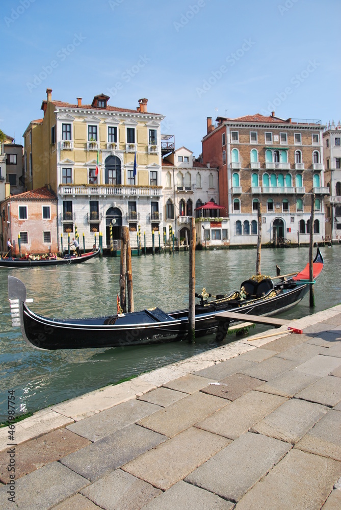 ヴェネツィアの運河とゴンドラ