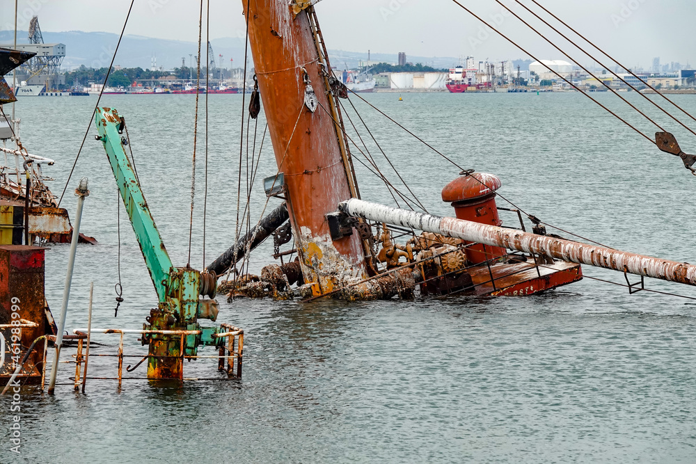 Obraz premium An old sunken ship in the harbor