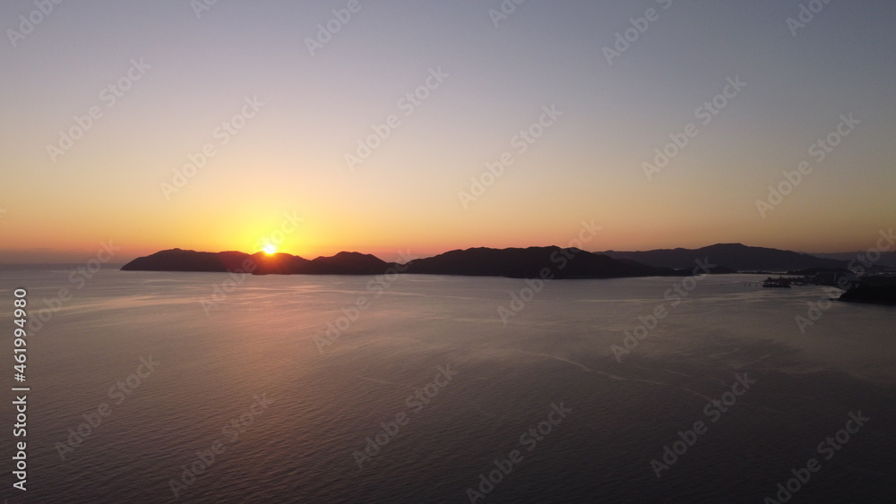 ドローン動画　山口県光市虹ヶ浜海水浴場の夕日　下松市笠戸島に沈む太陽