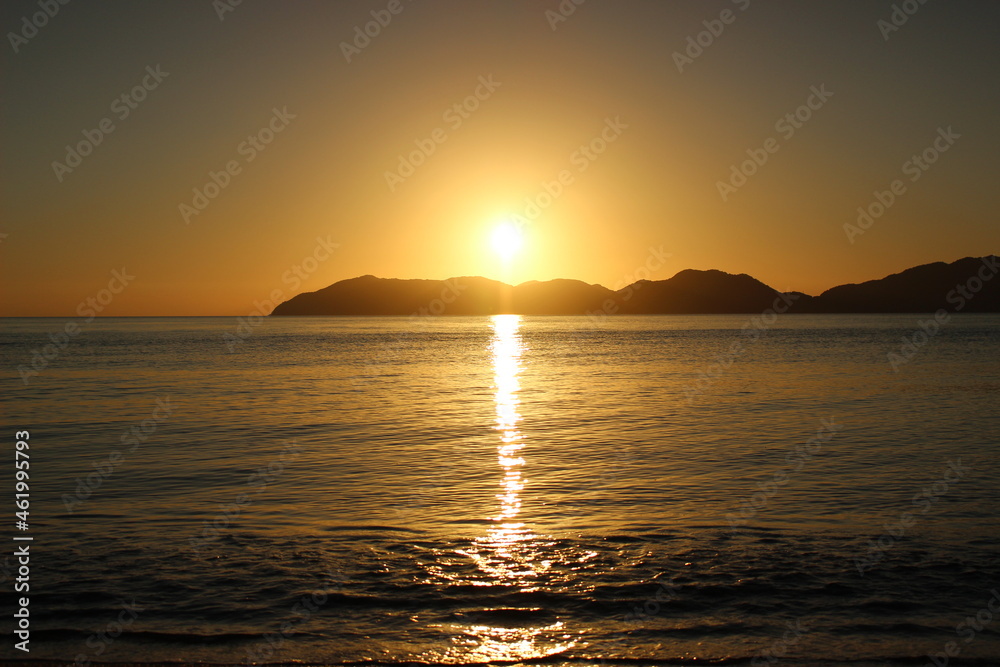 ドローン動画　山口県光市虹ヶ浜海水浴場の夕日　下松市笠戸島に沈む太陽