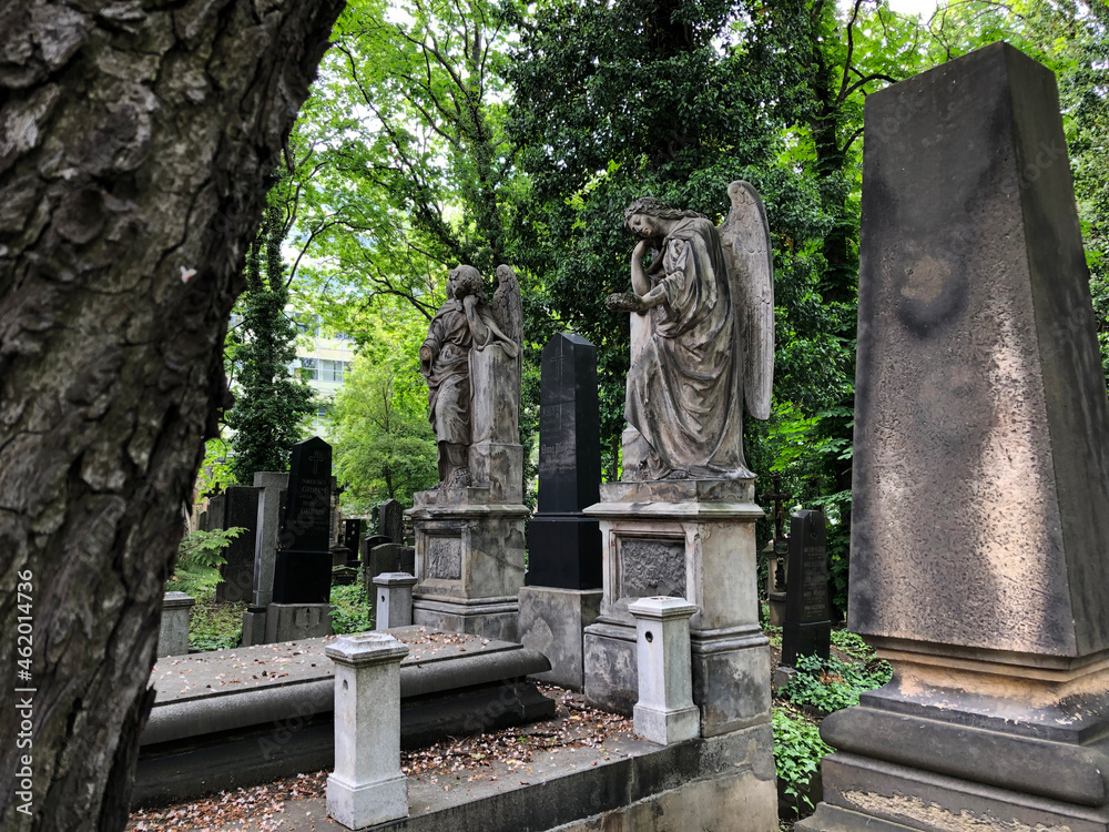 Fototapeta premium Weeping angel gravestone
