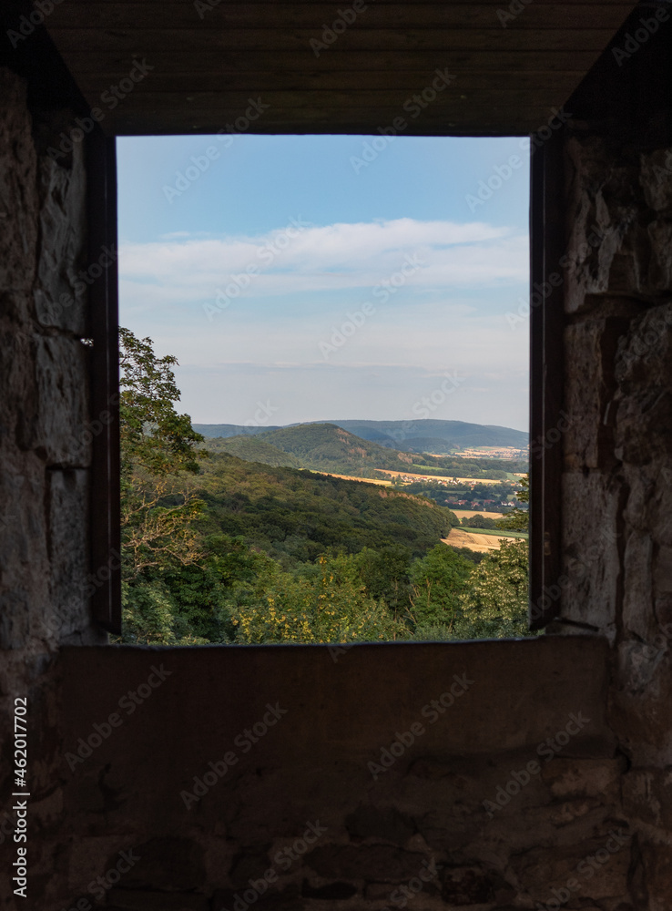 Fototapeta krajobraz z okna zamku Schaumburg w Niemczech