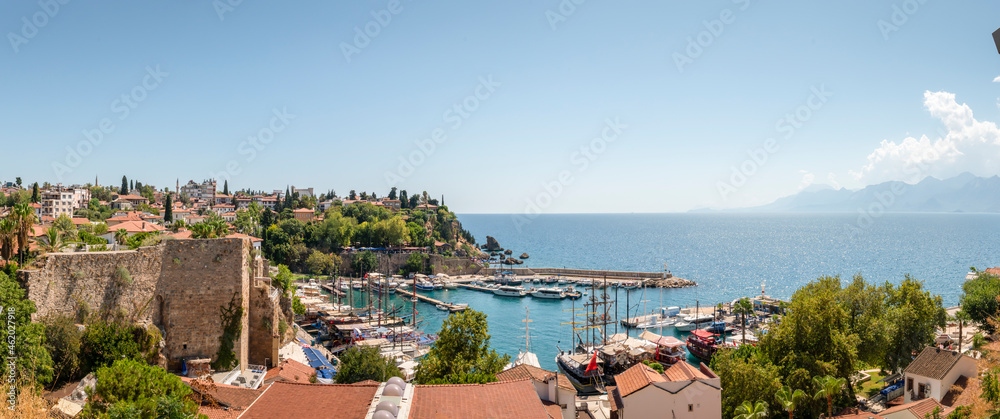 Obraz premium kaleici port, the historical center of Antalya, yachts and pleasure boats in kaleici bay. old buildings of turkey, a tourist place