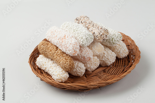 유과,음식,전통,전통음식,접시,추석,컨셉,컬러풀,한과,한국,한국전통누끼,디저트,명,절목재,문화,백그라운드,사람없음,스튜디오,신선,실내,오브젝트, photo