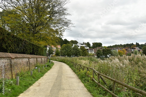 Chemin pour la promenade agr  able entre un mur rustique et la v  g  tation luxuriante aux   tangs de Boitsfort    Watermael-Boitsfort 