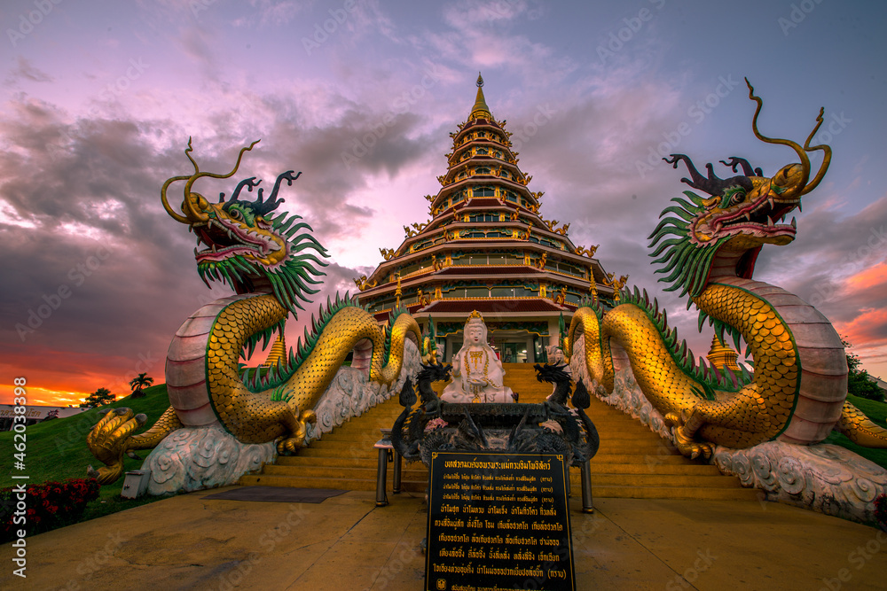 Obraz premium Wat Hyua Pla Kang, Chinese temple in Chiang Rai Thailand, This is the most popular temple in Chiang Rai.