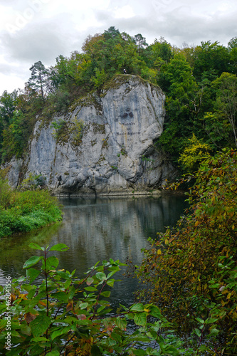 Naturpark Obere Donau; Amalienfelsen in den fürstlichen Anlage an der Donau bei Inzigkofen