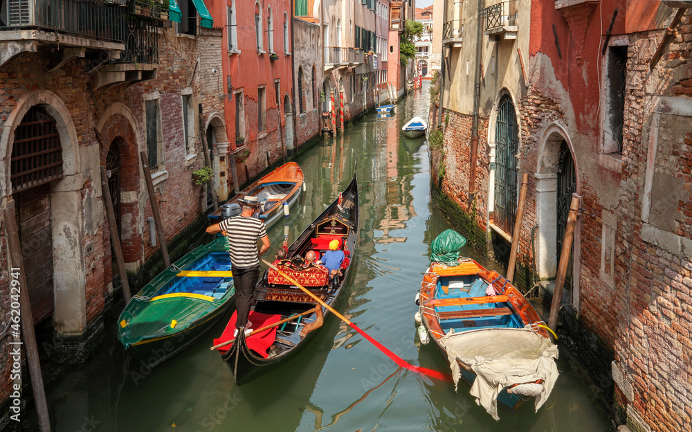 Gondola on the Rio Malgaga; Dorsoduro; Venice; Veneto; Italia, Europe.