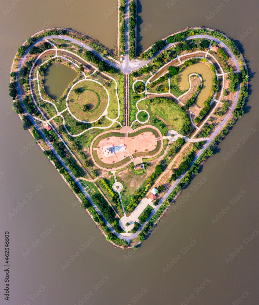 Φωτογραφία Aerial top view of Heart shaped island (The Holy Heart Land Talayluang) at daytime in Thung Talayluang in Sukhothai,Thailand