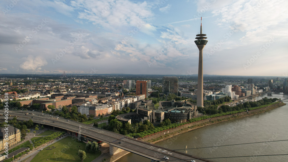 Obraz premium Duesseldorf City and tv Tower