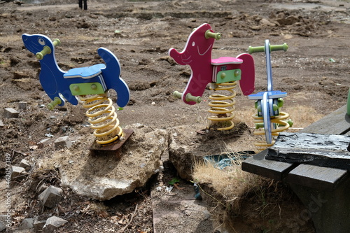 FU 2020-06-06 WeiAlong 391 Auf dem Erdboden stehen ausgegrabene Spielgeräte für Kinder photo