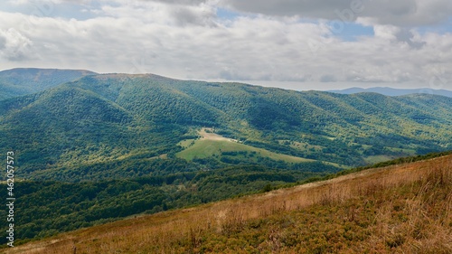 Fototapeta Naklejka Na Ścianę i Meble -  Bieszczady jesienią. Turyści na górskich szlakach. Połoniny. Ciemne chmury. Korory jesieni.