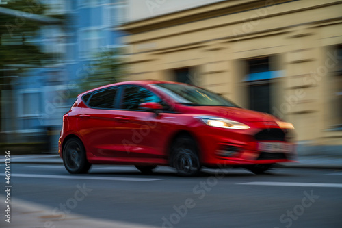Rotes Auto in voller Fahrt - red car driving fast