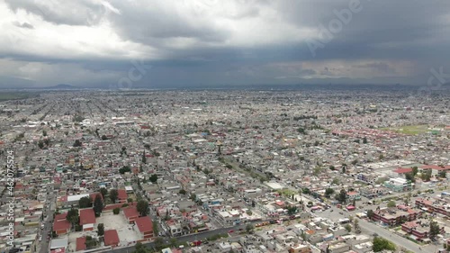 Día con cielo gris sobre conjunto residencial en el Estado de México photo