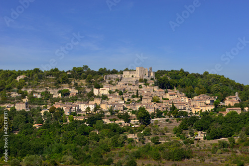 Le village de Lacoste (84480) sur sa colline, département du Vaucluse en région Provence-Alpes-Côte-d'Azur, France photo