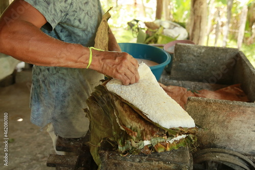 Bilde på lerret conde, bahia, brazil - october 8, 2021: preparation of tapica beiju with coconut in the rural area of ​​the municipality of Conde, north coast of Bahia