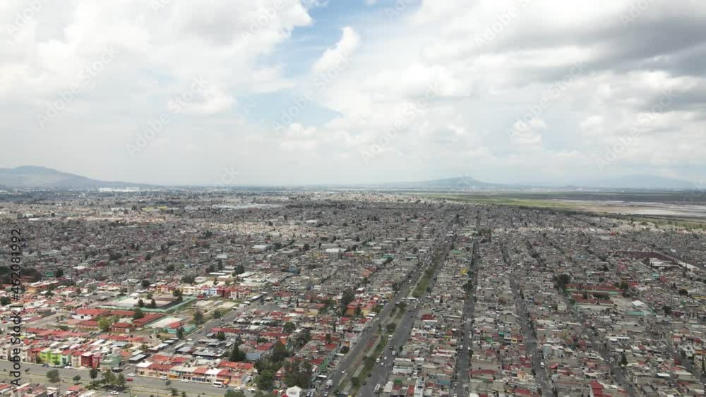 Cielo despejado sobre Ecatepec creando nubes en la ciudad Cielo despejado sobre Ecatepec creando nubes en la ciudad