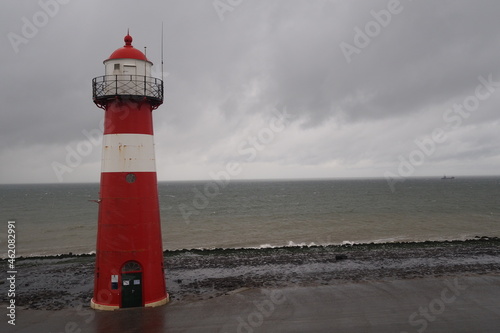 Leuchtturm an der Nordsee bei schlechtem Wetter